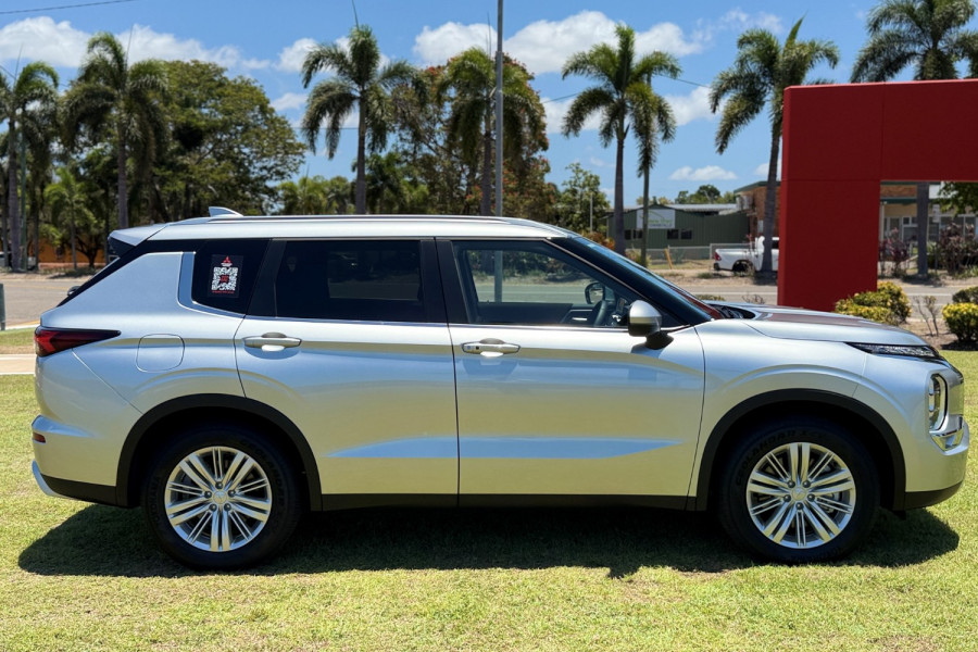 2024 Mitsubishi Outlander ZM LS SUV Image 9