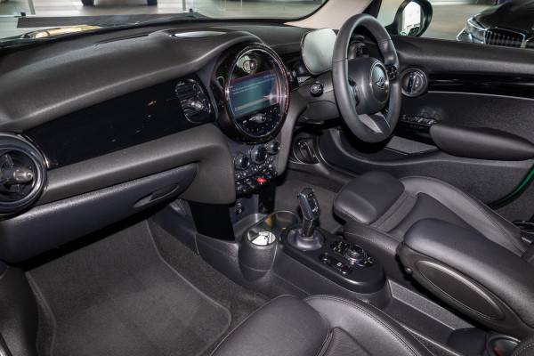 2023 MINI Cooper F55 LCI-2 C Classic Hatch image 8
