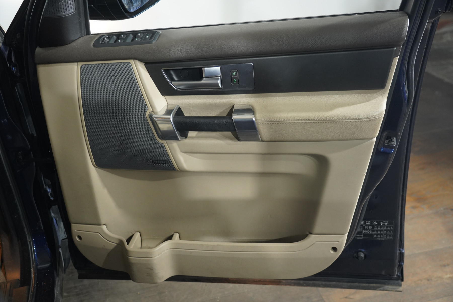 2015 Land Rover Discovery 3.0 Tdv6 SUV Image 25