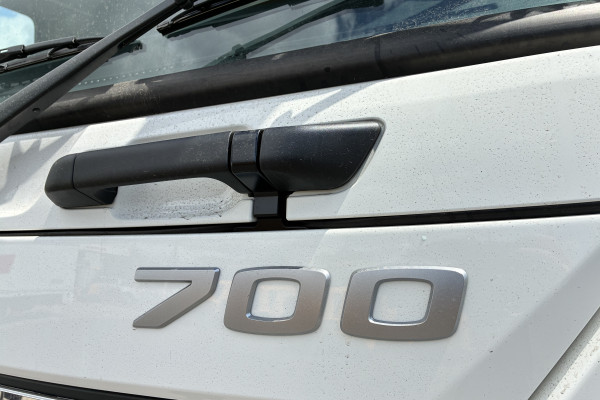 2026 Hino 700 FS 2632 AT LEAF 4575 FS Cab Chassis Image 9