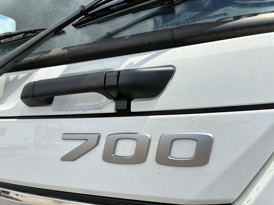 2026 Hino 700 FS 2632 AT LEAF 4575 FS Cab Chassis Image 9