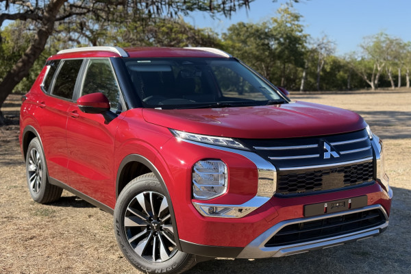 2025 Mitsubishi Outlander ZM LS SUV Image 1
