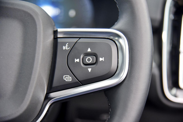 2025 Volvo XC40 XZ Ultra B4 Bright SUV Image 16