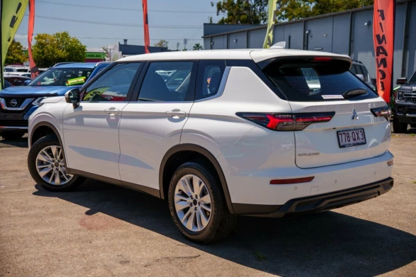 2026 MY25 Mitsubishi Outlander ZM ES SUV Image 2