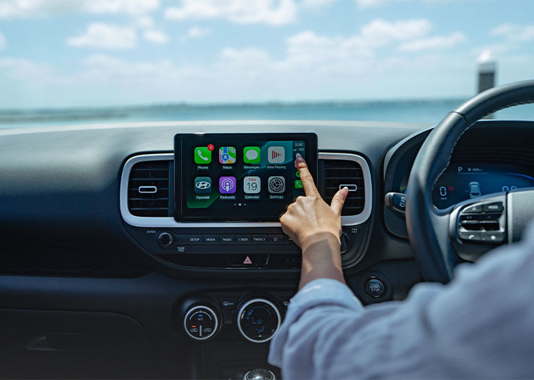 Apple CarPlayTM[P3] and AndroidTM Auto[P4] compatibility. Image