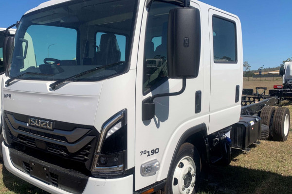 2026 Isuzu NPR Cab Chassis Image 4