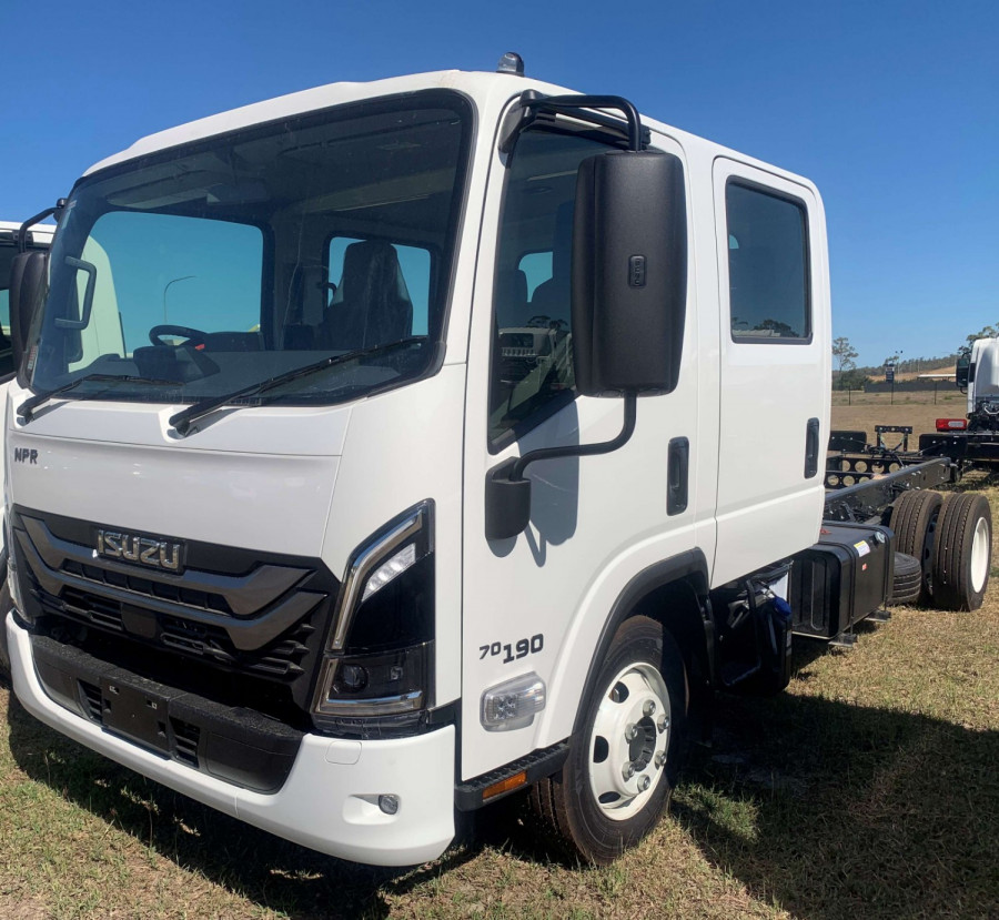 2026 Isuzu NPR Cab Chassis Image 4