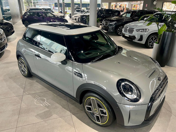 2021 MINI Cooper F56 LCI-2 Cooper SE MINI Yours Hatch image 10