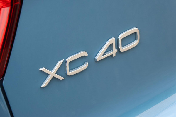 2023 Volvo XC40  Ultimate B5 Dark SUV Image 5