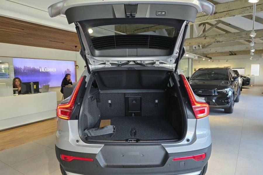 2025 Volvo XC40 XZ Ultra B4 Bright SUV Image 6