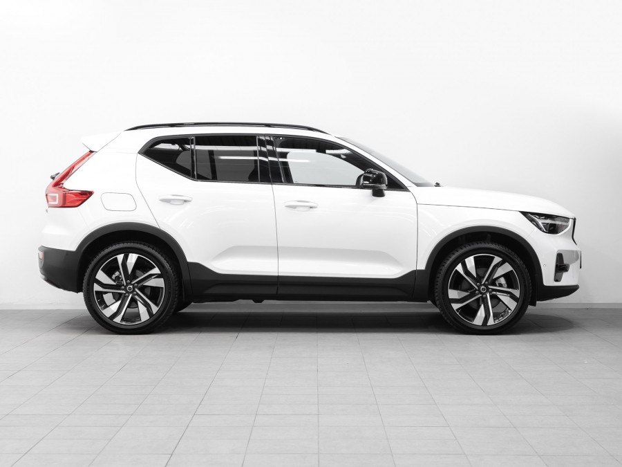 2025 Volvo XC40 XZ Ultra B4 Dark SUV Image 3