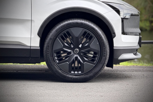 2026 Volvo EX30 Cross Country  Ultra Twin Motor Performance SUV Image 8