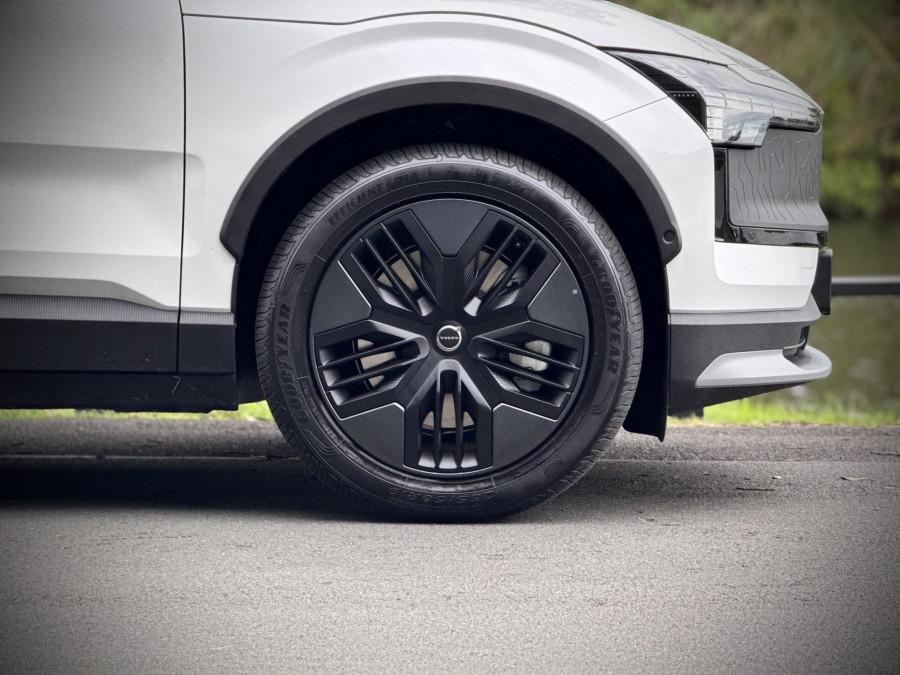 2026 Volvo EX30 Cross Country  Ultra Twin Motor Performance SUV Image 8