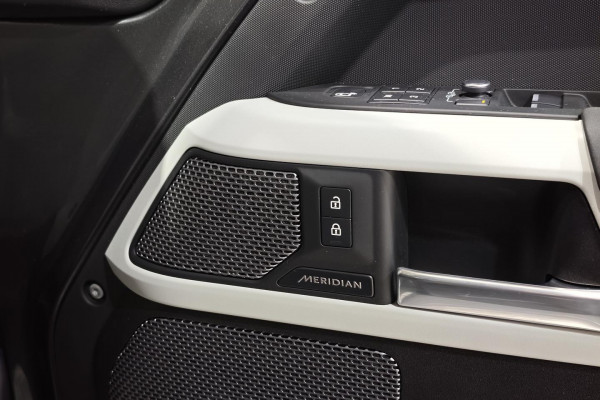 2022 MY23.5 Land Rover Defender L663 110 D300 SE SUV Image 46
