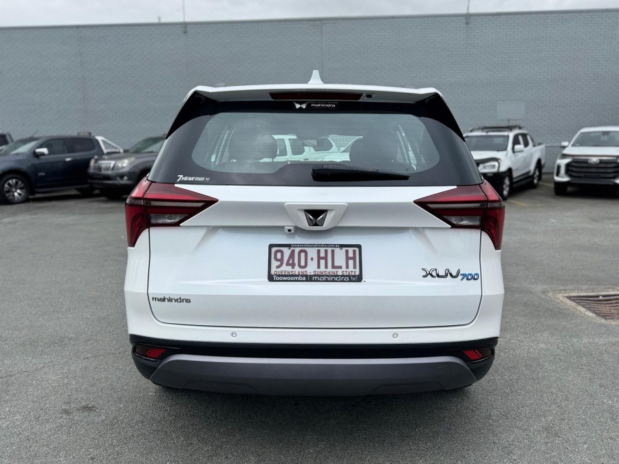 2025 Mahindra XUV700  AX7L SUV Image 9
