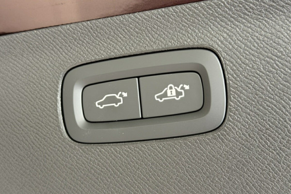 2026 Volvo XC90 L Series Ultra T8 Plug-in Hybrid Dark SUV Image 12