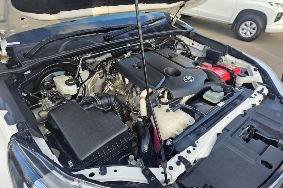 2020 Toyota HiLux  SR Dual Cab Cab Chassis Image 11