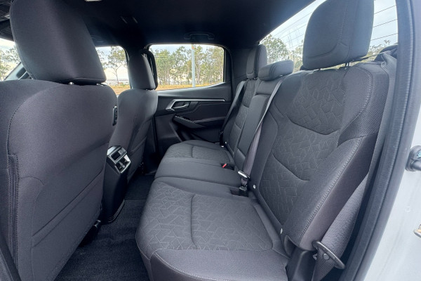 2026 Isuzu D-MAX RG LS-U Cab Chassis Image 12