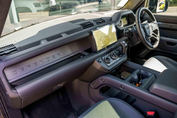 2025 MY25.5 Land Rover Defender L663 110 P635 OCTA SUV image 7