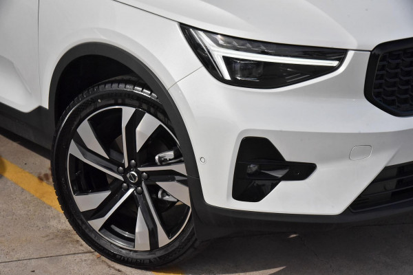 2024 MY25 Volvo XC40  Ultra B4 Dark SUV Image 2