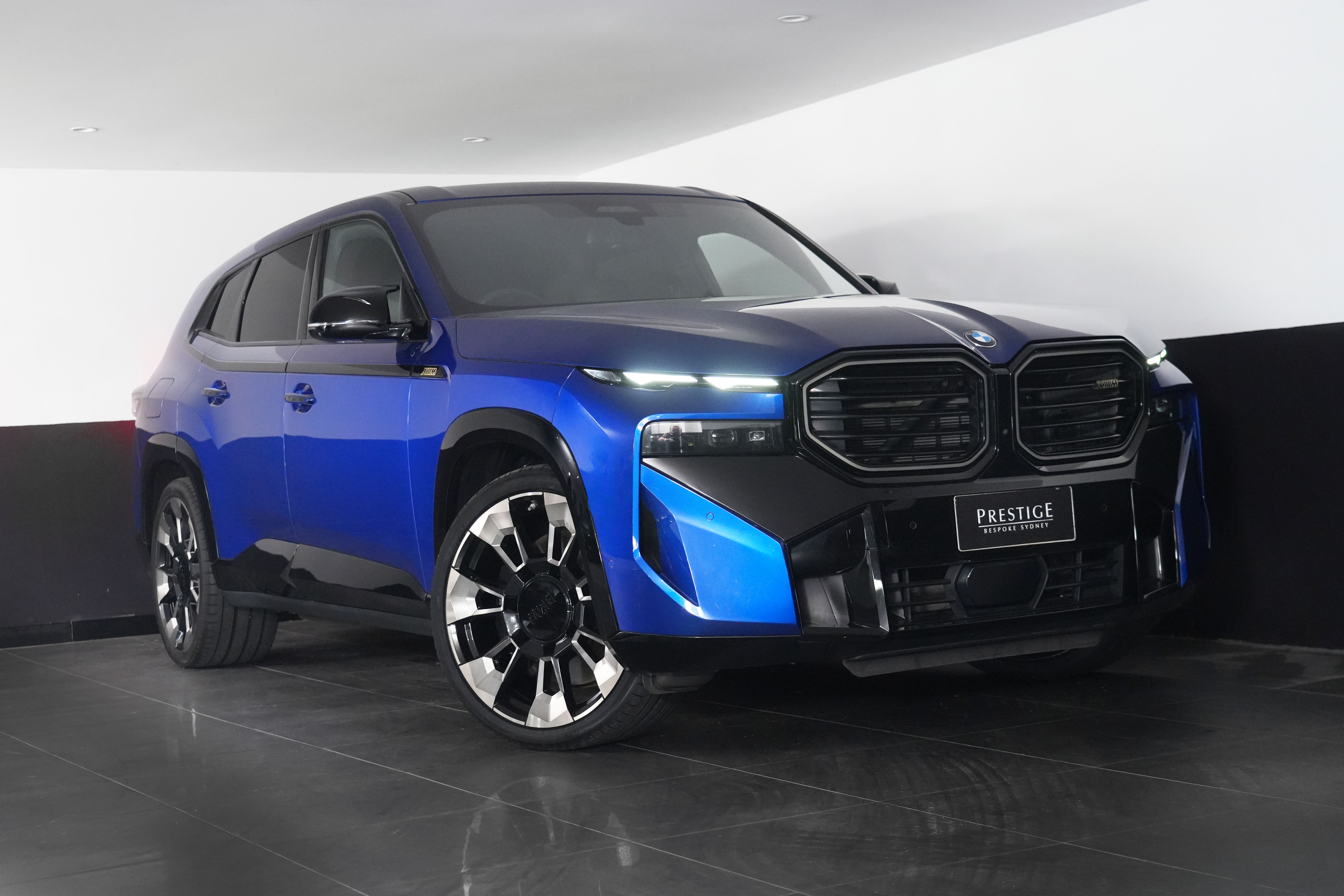 2023 BMW XM V8 Hybrid SUV Image 15