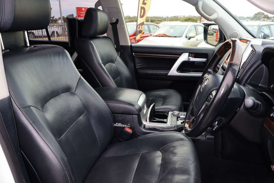2016 Toyota LandCruiser VDJ200R Sahara SUV Image 17