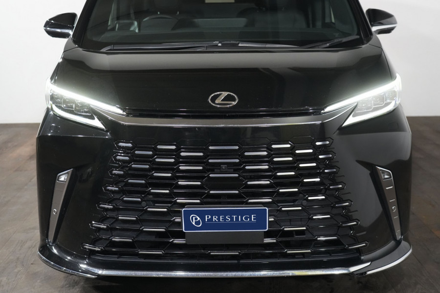2025 Lexus LM 500h Ultra Luxury Black Trim SUV Image 3