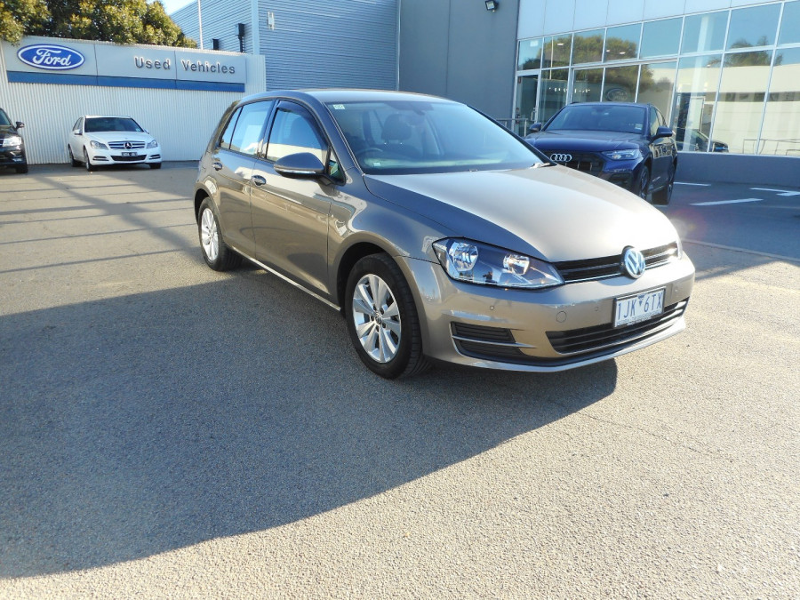 2017 Volkswagen Golf Hatchback Image 2