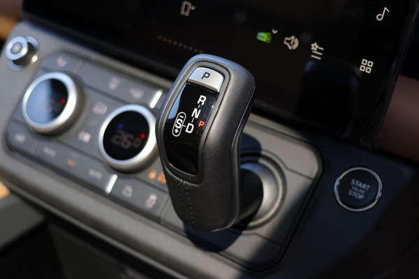2026 Land Rover Defender L663 110 P425 X-Dynamic SE SUV image 15