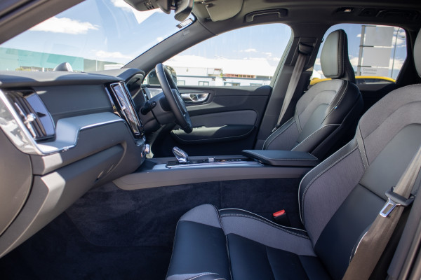 2025 Volvo XC60 UZ Ultra T8 Plug-In Hybrid SUV Image 3