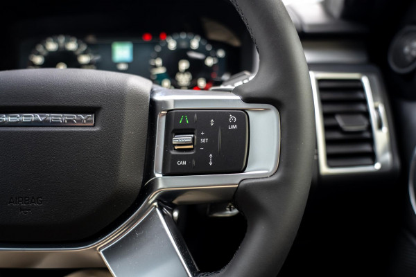 2025 Land Rover Discovery Series 5 D350 Dynamic SE SUV image 11