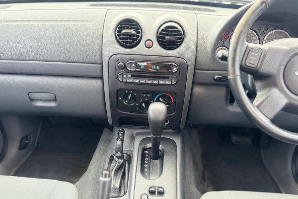 2005 Jeep Cherokee KJ Sport SUV Image 16