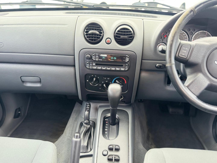 2005 Jeep Cherokee KJ Sport SUV Image 16