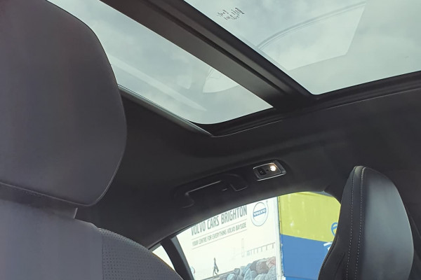 2020 Volvo S60 Z Series T8 R-Design Sedan Image 3