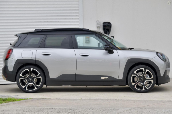 2026 MINI Aceman J05 SE Favoured Hatch image 2