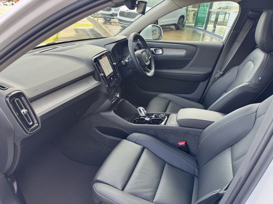 2026 Volvo XC40 XZ Ultra B4 Bright SUV Image 15
