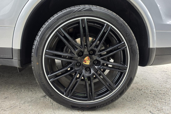 2016 MY17 Porsche Cayenne 92A Platinum Edition SUV Image 29