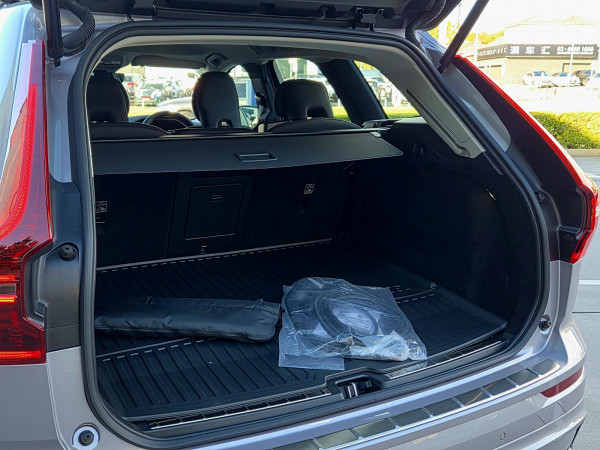 2026 Volvo XC60 UZ Plus T8 Plug-in Hybrid Dark SUV image 7