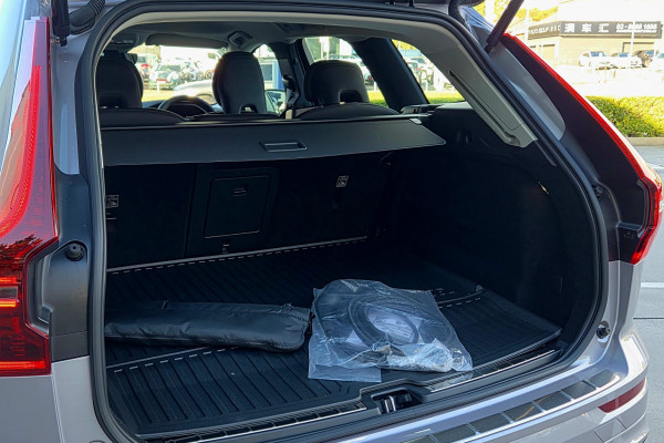 2026 Volvo XC60 UZ Plus T8 Plug-in Hybrid Dark SUV Image 7