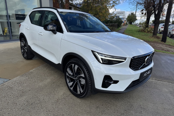 2026 Volvo XC40 XZ Ultra B4 Dark SUV Image 3