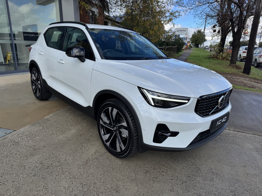 2026 Volvo XC40 XZ Ultra B4 Dark SUV Image 3