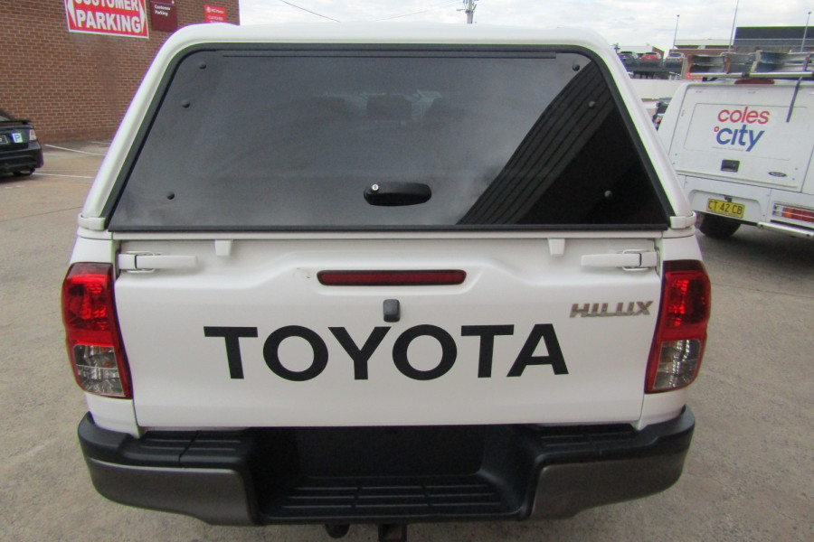 2017 Toyota HiLux  SR 4x4 Double-Cab Pick-Up Ute Image 11