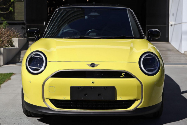 2026 MINI Cooper J01 SE Favoured Hatch image 2