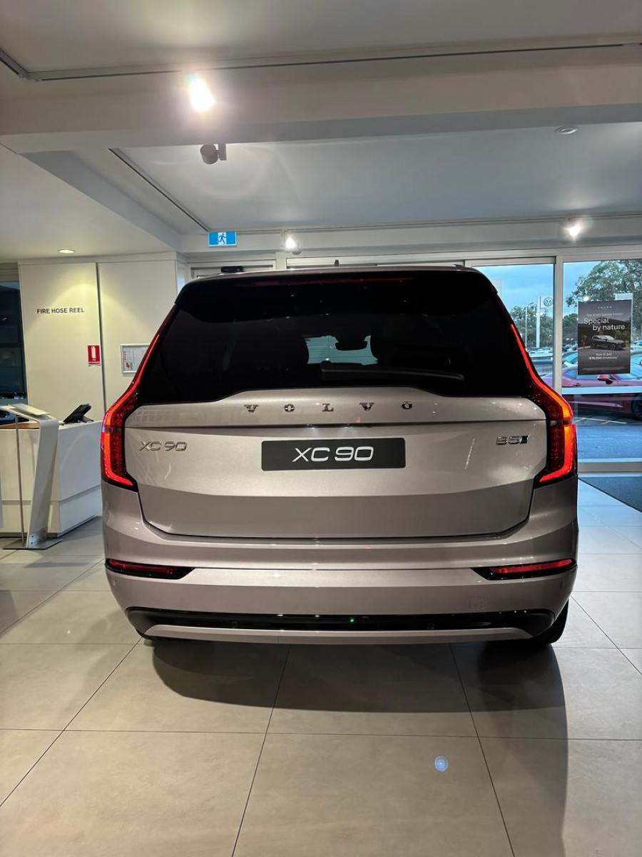 2026 Volvo XC90 L Series Ultra B5 Dark SUV Image 2