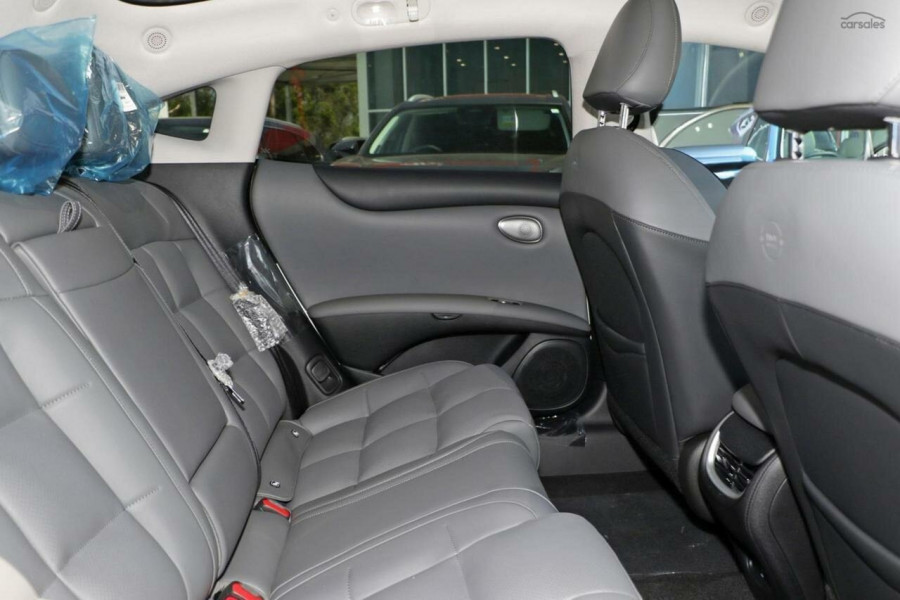 2025 MG IM5 P12L Premium Hatch Image 8