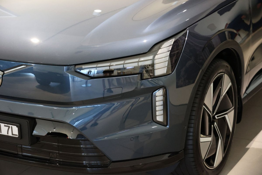 2026 Volvo EX90  Ultra Twin Motor Performance SUV Image 2
