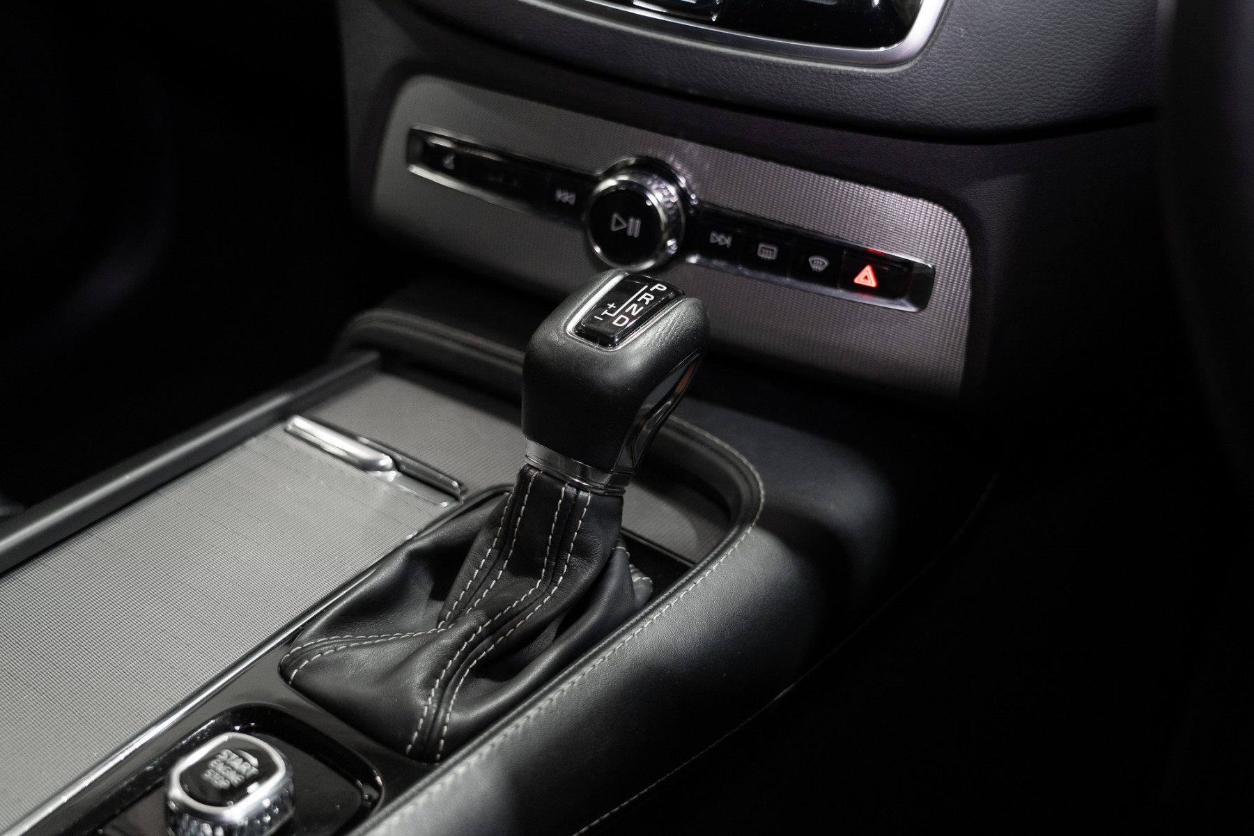 2021 Volvo XC90 T6 R-Design (Awd) SUV Image 15