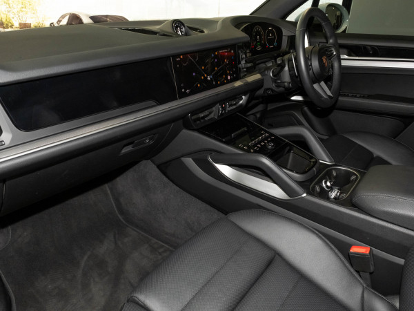2025 Porsche Cayenne E-Hybrid SUV image 8