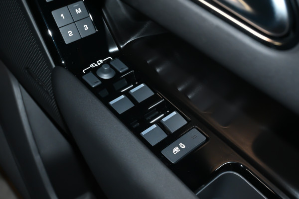 2026 MY25 Land Rover Range Rover Velar L560 P250 Dynamic SE SUV image 10