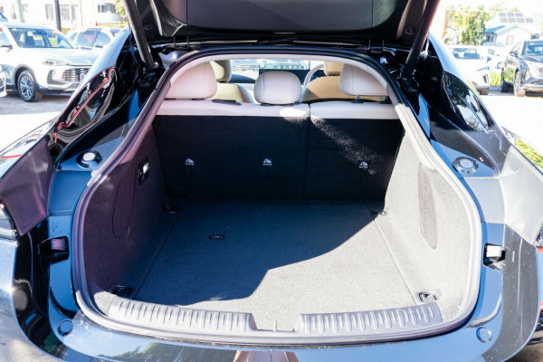 2025 MG IM5 P12L Performance Hatch Image 8